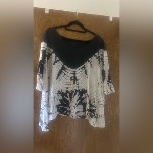 The Free Yoga Black and White Tie-Dye Women's Top - Stylish Scoop Neck